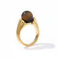 Anello cabochon marrone sfondo bianco